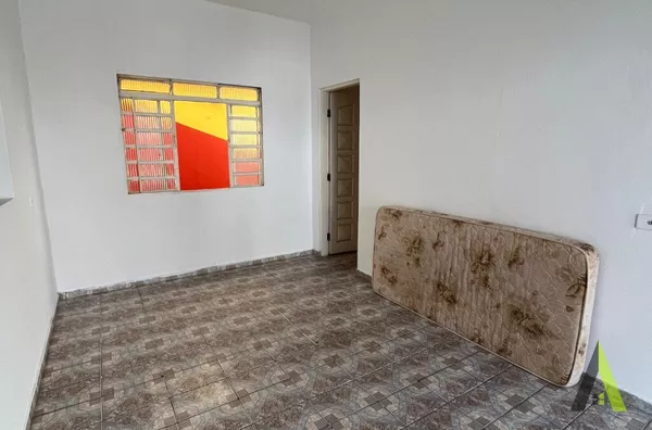 Casa Comercial com 2 Pavimentos no Centro de Araçariguama!