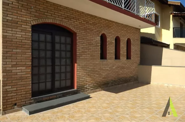 Sobrado com Área Gourmet Completa em Condomínio Fechado de São Roque! 