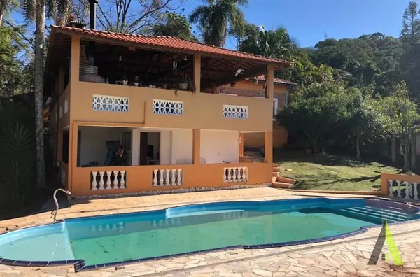 Chácara Rodeada de Muito Verde em São Roque!