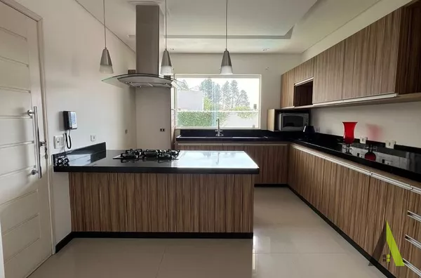 Casa de Alto Padrão Dentro de Condomínio em São Roque! 