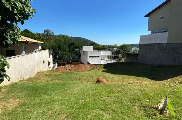 Terreno em Condomínio Fechado no Centro de São Roque! 