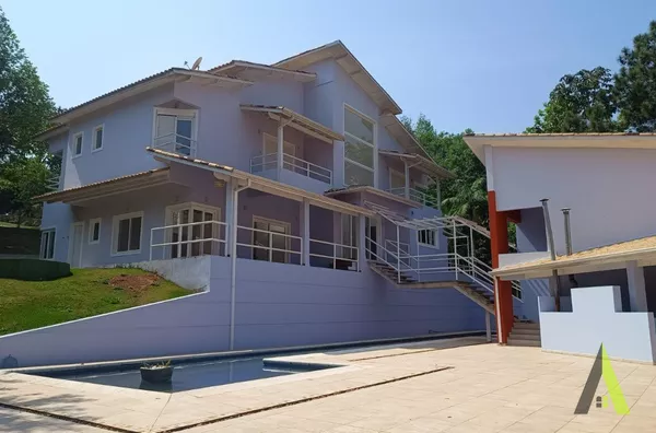 Casa de Alto Padrão em Condomínio Fechado em São Roque! 