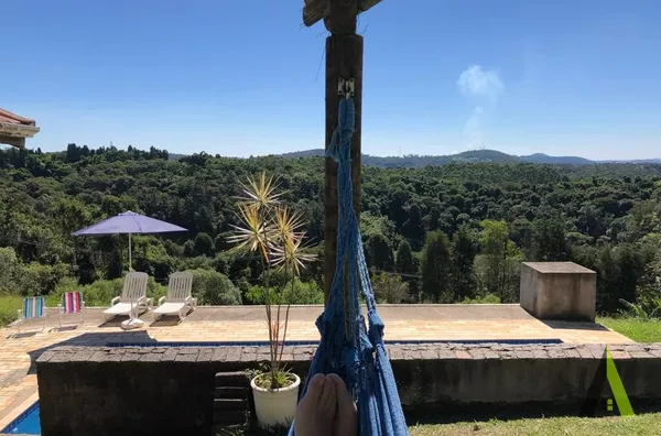 Chácara com Vista para Montanhas em Condomínio Fechado em São Roque!