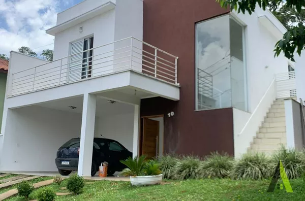 Casa Térrea em Condomínio Fechado de São Roque!