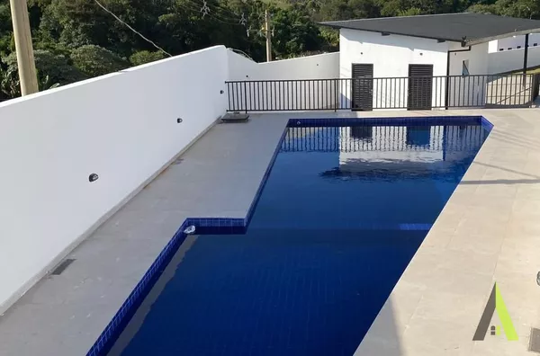 Sobrado Novo em Condomínio Fechado de São Roque! 