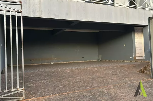  Casa com Piscina em Condomínio Fechado de São Roque! 