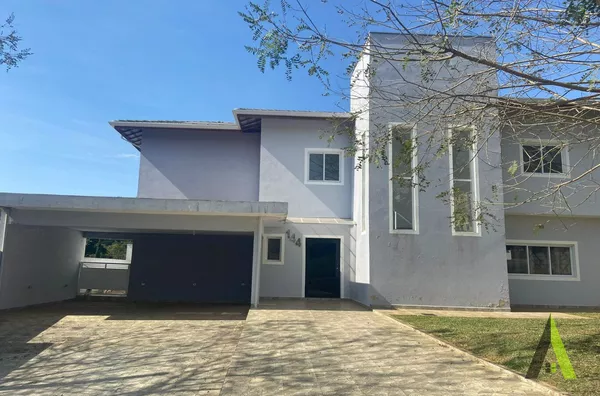 Casa de Alto Padrão em Condomínio Fechado Rodeado de muito Verde em  São Roque!