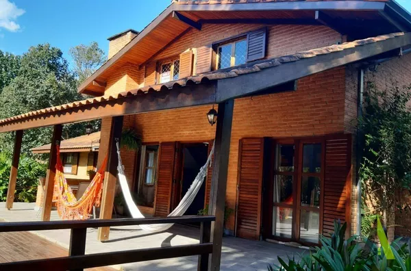 Chácara em Condomínio Fechado com Vista para Lagoa Particular em Mairinque!