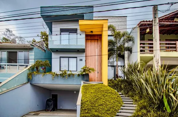  Casa em Condomínio Fechado Próximo ao Centro de São Roque!  