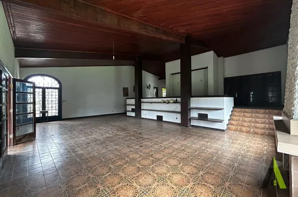 Chácara Rodeada de muito Verde em São Roque!