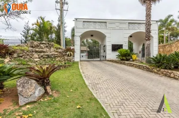 Sobrado em Condomínio Fechado de Alto Padrão com Área Verde em São Roque!