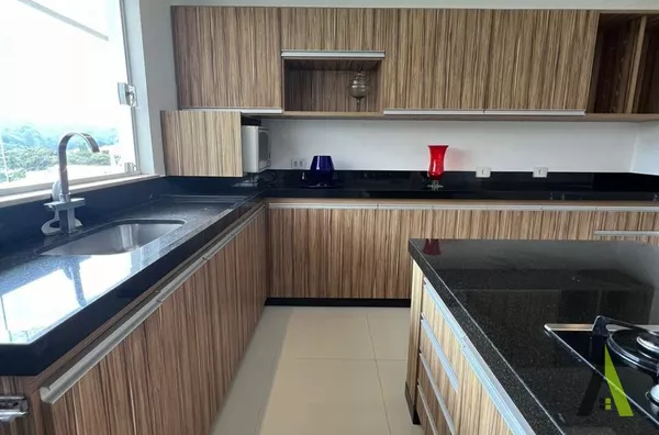 Casa de Alto Padrão Dentro de Condomínio em São Roque! 