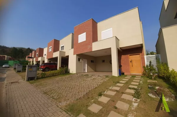  Sobrado em Condomínio Fechado de Alto Padrão com Área Verde em São Roque!