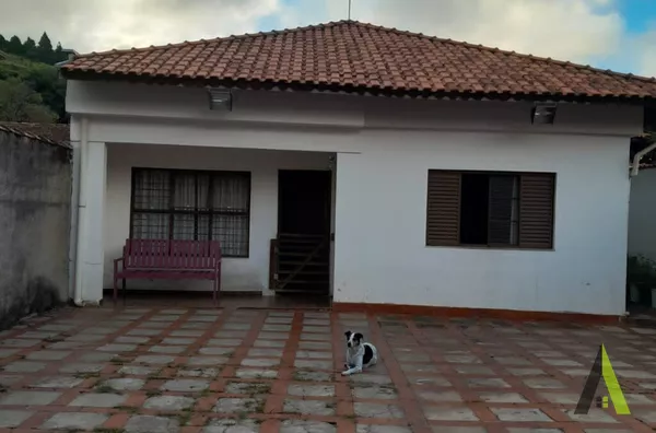 Casa Térrea com Amplo Quintal em São Roque! 