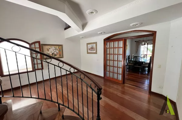 Sobrado com Acabamento de Madeira em Bairro Nobre de São Roque!