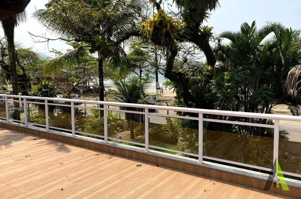 Casa Exclusiva de frente para Praia em Ubatuba com Pousada e Casa de caseiro!