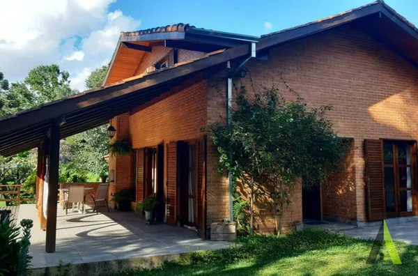 Chácara em Condomínio Fechado com Vista para Lagoa Particular em Mairinque!