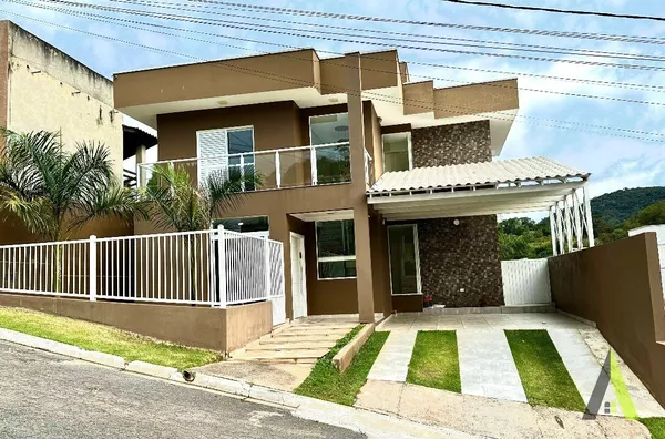 Casa em Condomínio Fechado em São Roque! 
