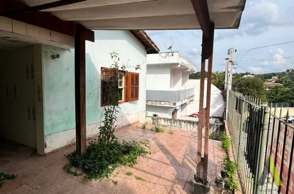 Casa Térrea em Bairro Tradicional de São Roque! 