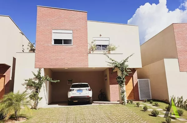 Sobrado em Condomínio Fechado de Alto Padrão com Área Verde em São Roque!