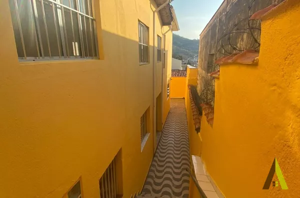 Casa Térrea no Centro da Cidade de São Roque! 