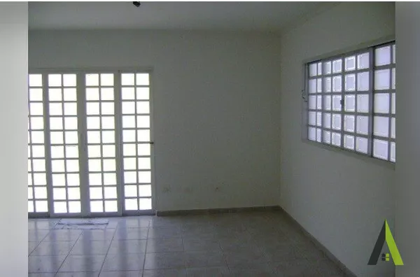 Casa Térrea em Condomínio Fechado  de São Roque!