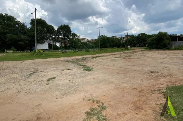 Galpão com Mezanino em São Roque! 