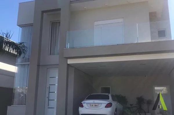 Casa em Condomínio Fechado Próximo ao Centro de São Roque! 