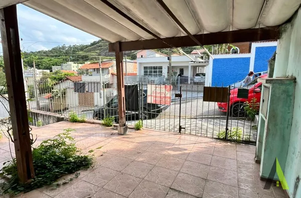 Casa Térrea em Bairro Tradicional de São Roque! 