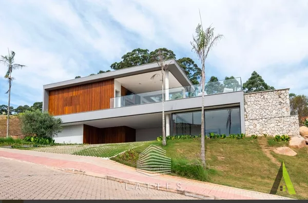 Casa de Alto Padrão em Condomínio Fechado em São Roque! 