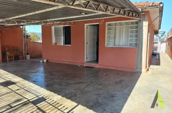 Casa Térrea Próxima ao Centro de São Roque! 