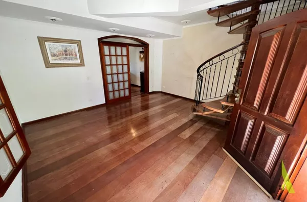 Sobrado com Acabamento de Madeira em Bairro Nobre de São Roque!