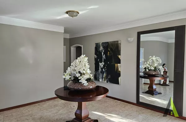 Casa Térrea  em Condomínio Fechado com Acabamento de Primeira em São Roque!