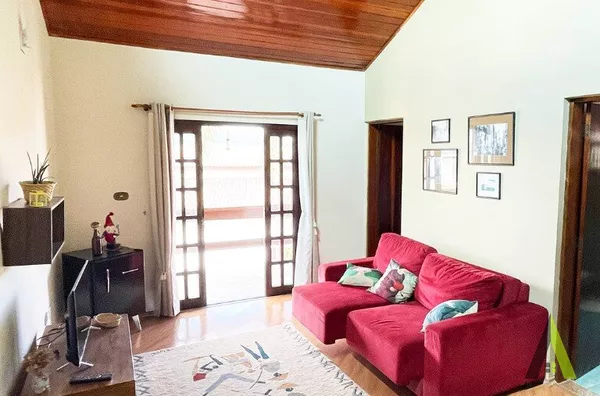 Sobrado de Alto Padrão contendo Pé Direito Alto e Vista Fantástica em Condomínio Fechado em São Roque! 