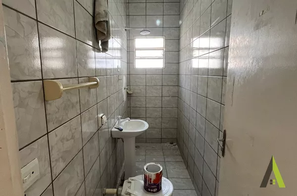 Casa Comercial com 2 Pavimentos no Centro de Araçariguama!
