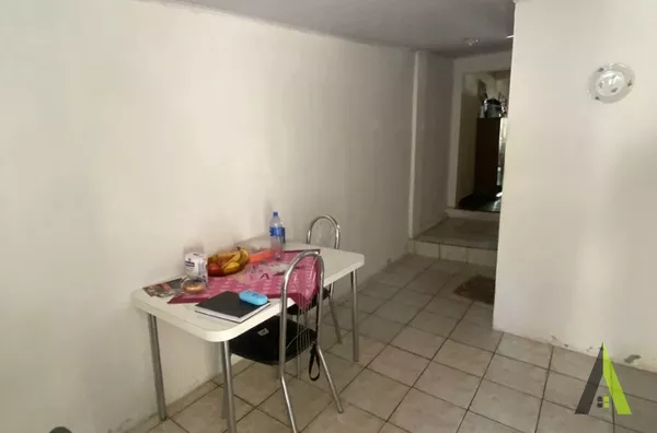 Casa Térrea no Centro de São Roque! 