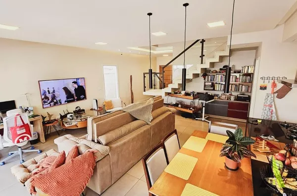 Sobrado em Condomínio Fechado de Alto Padrão com Área Verde em São Roque!