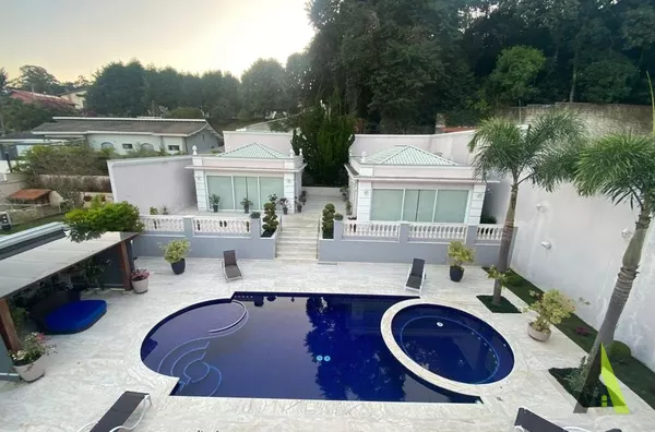 Sobrado de Alto Padrão  decorado em condomínio de São Roque!