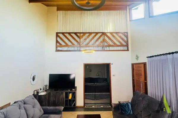 Casa Térrea de Alto Padrão em São Roque!