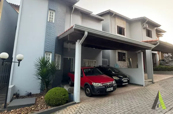 Sobrado em Condomínio no Centro de São Roque!