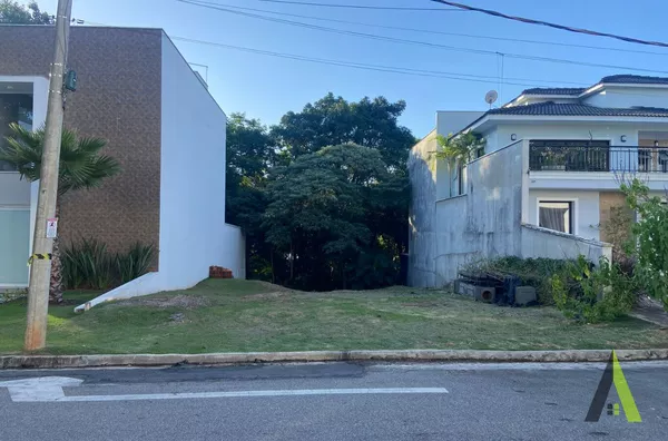 Terreno em Condomínio Fechado!