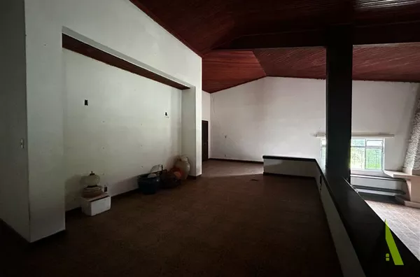 Chácara Rodeada de muito Verde em São Roque!