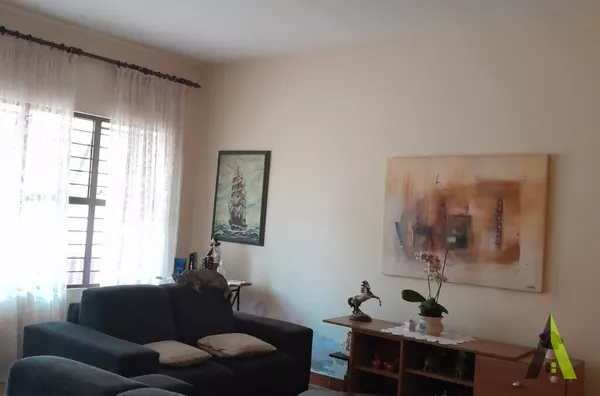 Casa Térrea com Amplo Quintal em São Roque! 