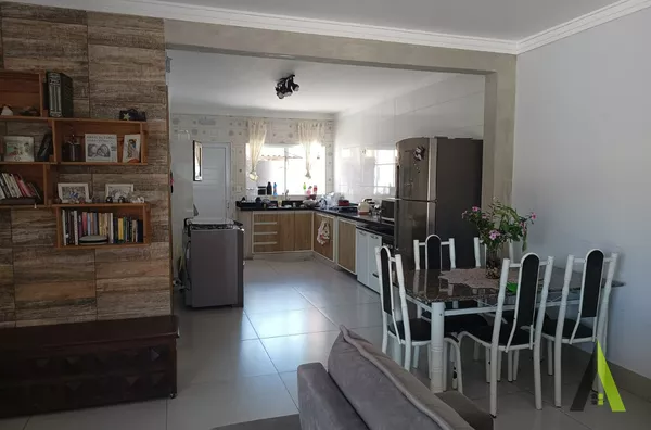 Casa Térrea em Avenida Comercial de São Roque!