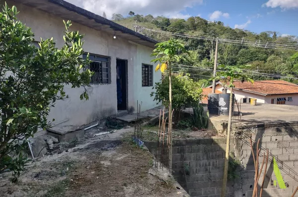 Casa rodeada de muito verde em São Roque!