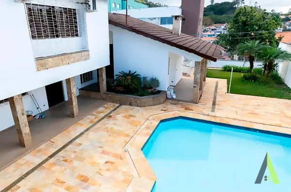 Sobrado de Alto Padrão com Atelier Avarandado e Linda Vista no Coração de São Roque!