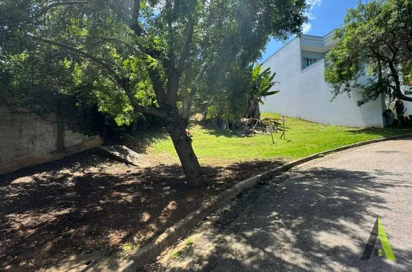 Terreno em Condomínio Fechado!