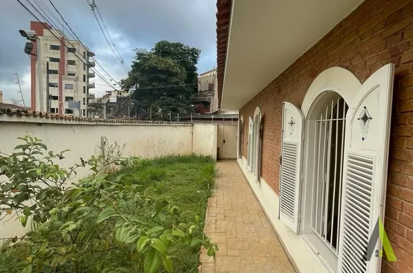 Casa Térrea com Quintal no centro de São Roque! 