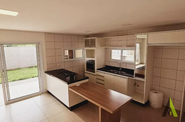 Sobrado em Condomínio Fechado de Alto Padrão com Área Verde em São Roque!