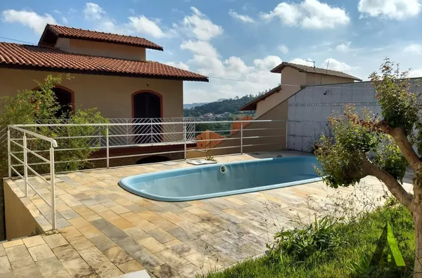 Sobrado com Área Gourmet Completa em Condomínio Fechado de São Roque! 